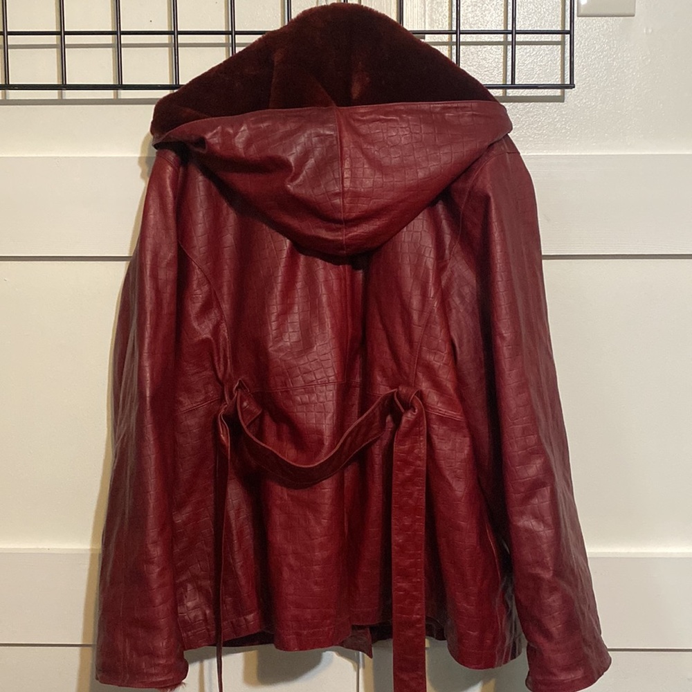 Plus Queen Size Like New Wilsons Red Leather Jacket. Fur Hood quilt lined. - Picture 9 of 14
